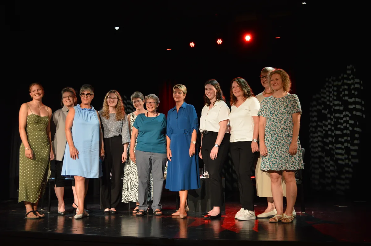 Politfrauen auf der Bühne des Stadthaussaals in Effretikon.